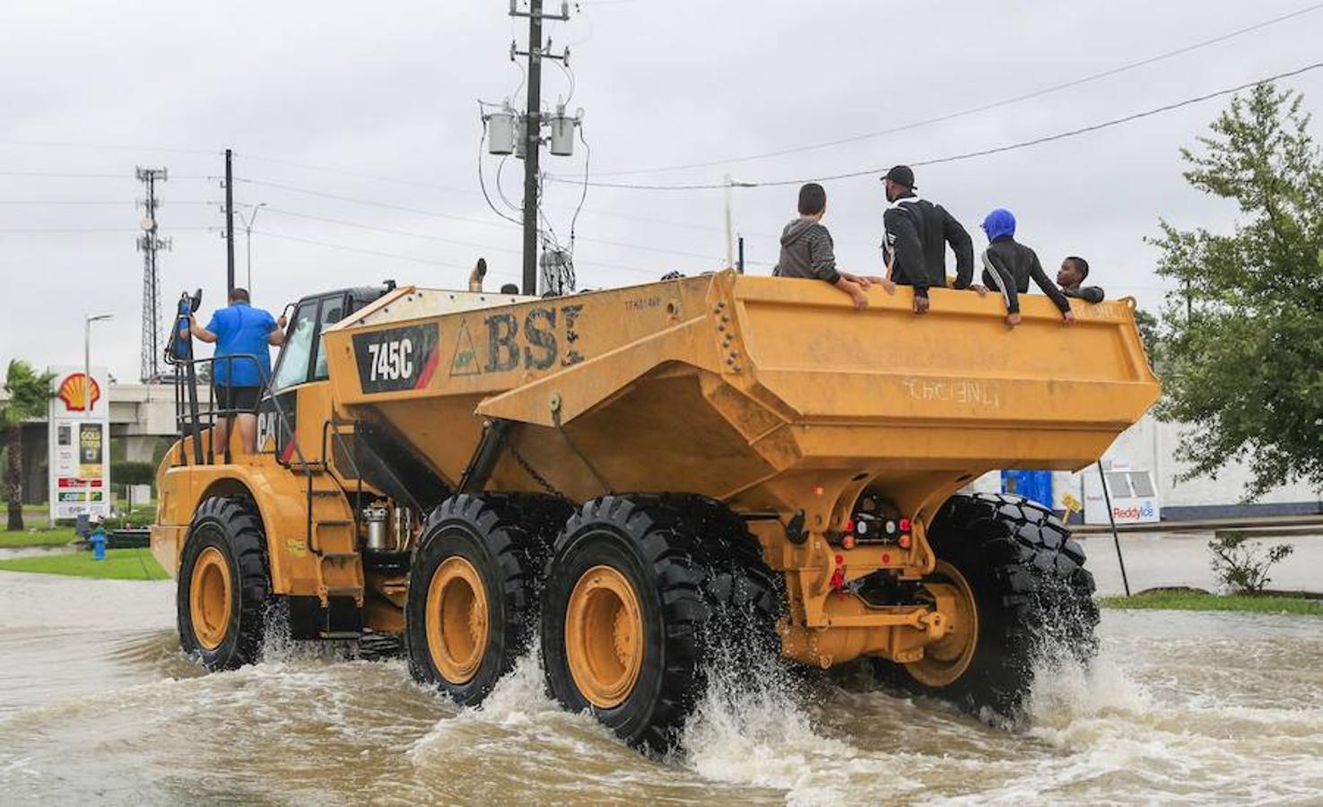 Un camión de construcción pesada transporta a las víctimas de las inundaciones de su vecindario, después del paso del huracán Harvey por Houston, Texas. 