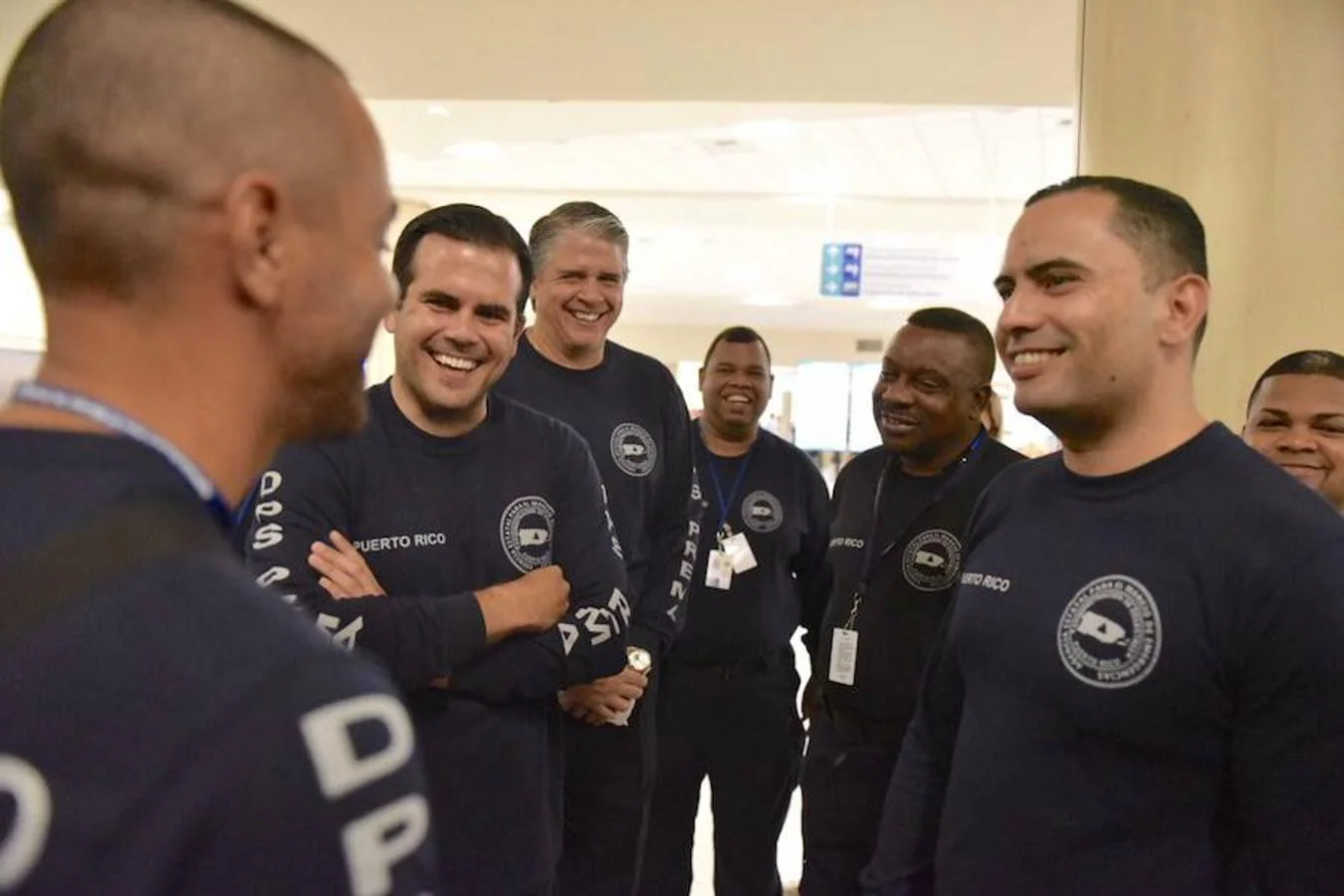 El gobernador de Puerto Rico, Ricardo Rosselló, saluda a una brigada de rescatistas puertorriqueños antes de que el grupo emprendiese su viaje a Texas para colaborar en las labores de recuperación tras el paso del huracán Harvey. 