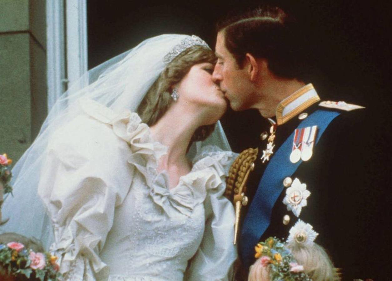 El beso con su marido desde el balcón del Palacio de Buckingham. 