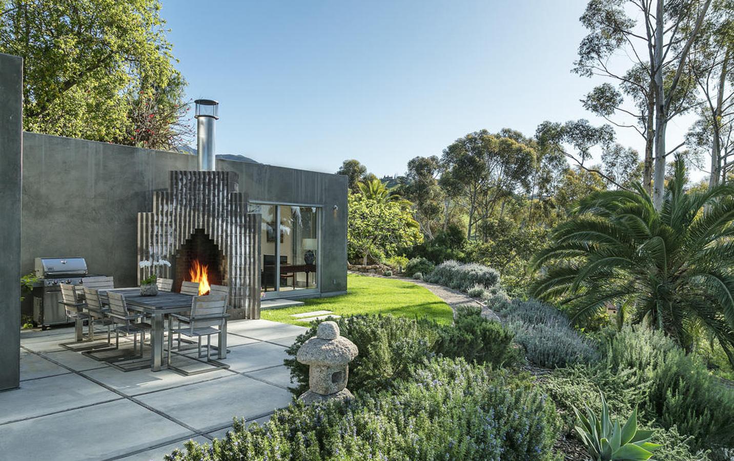 Romantica y moderna. La casa está hecha en piedra, acero y cristal tres elementos propios de los tiempos modernos. En uno de los laterales cuenta con una gran chimenea al aire libre sueño acogedor para disfrutar de las veladas familiares junto con su marido y sus dos hijos