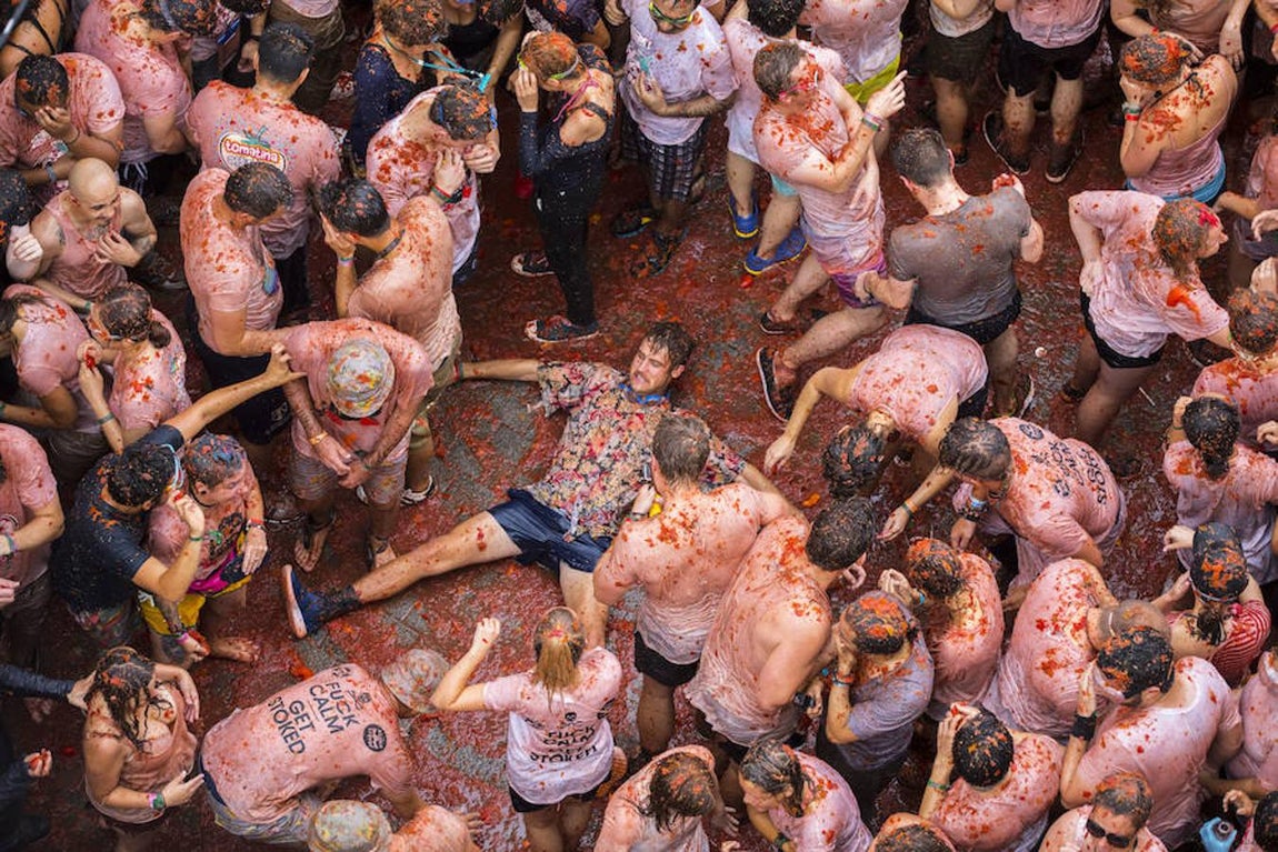 Un año más la Tomatina reúne a miles de personas para lanzar tomates maduros