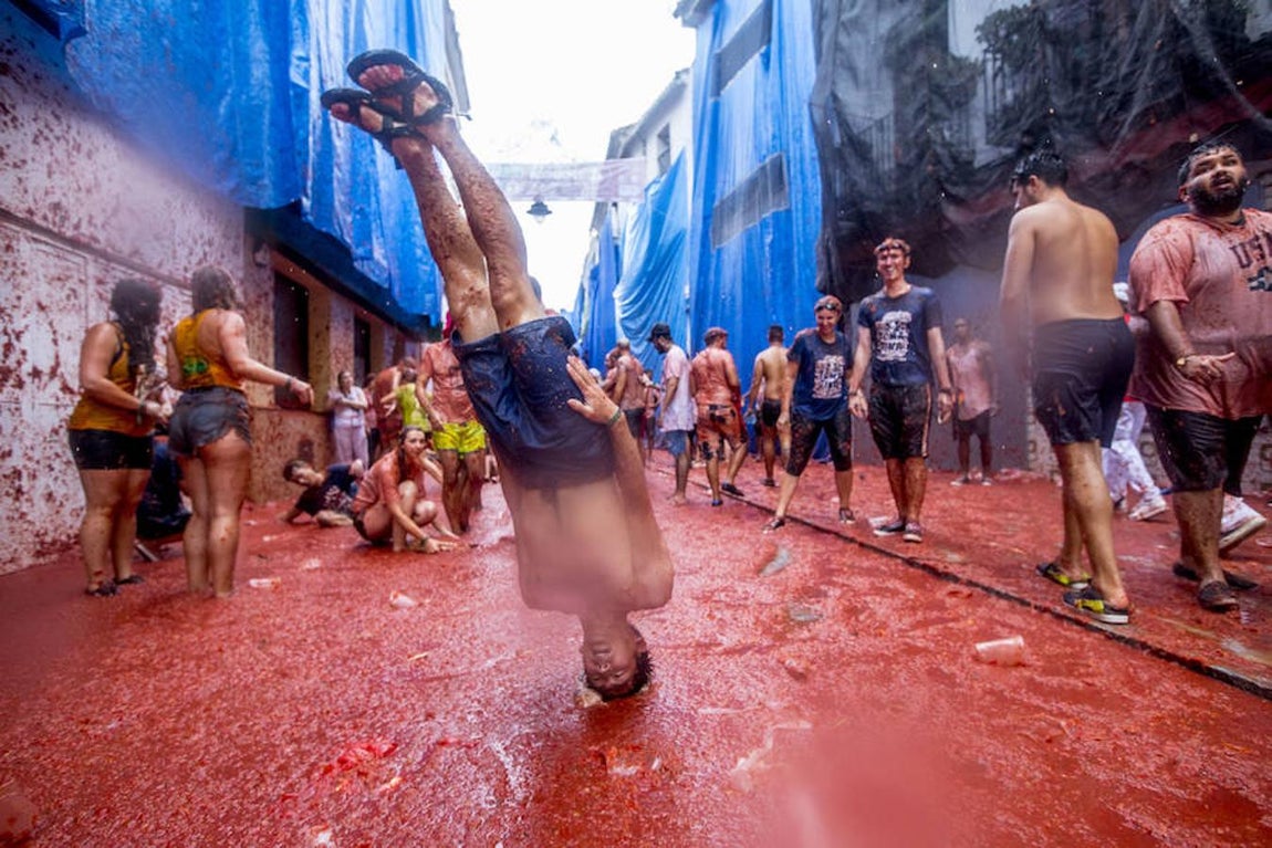 Un año más la Tomatina reúne a miles de personas para lanzar tomates maduros