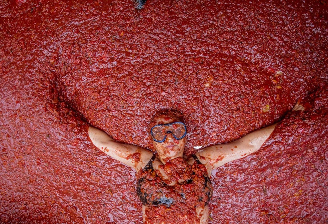 Un año más la Tomatina reúne a miles de personas para lanzar tomates maduros