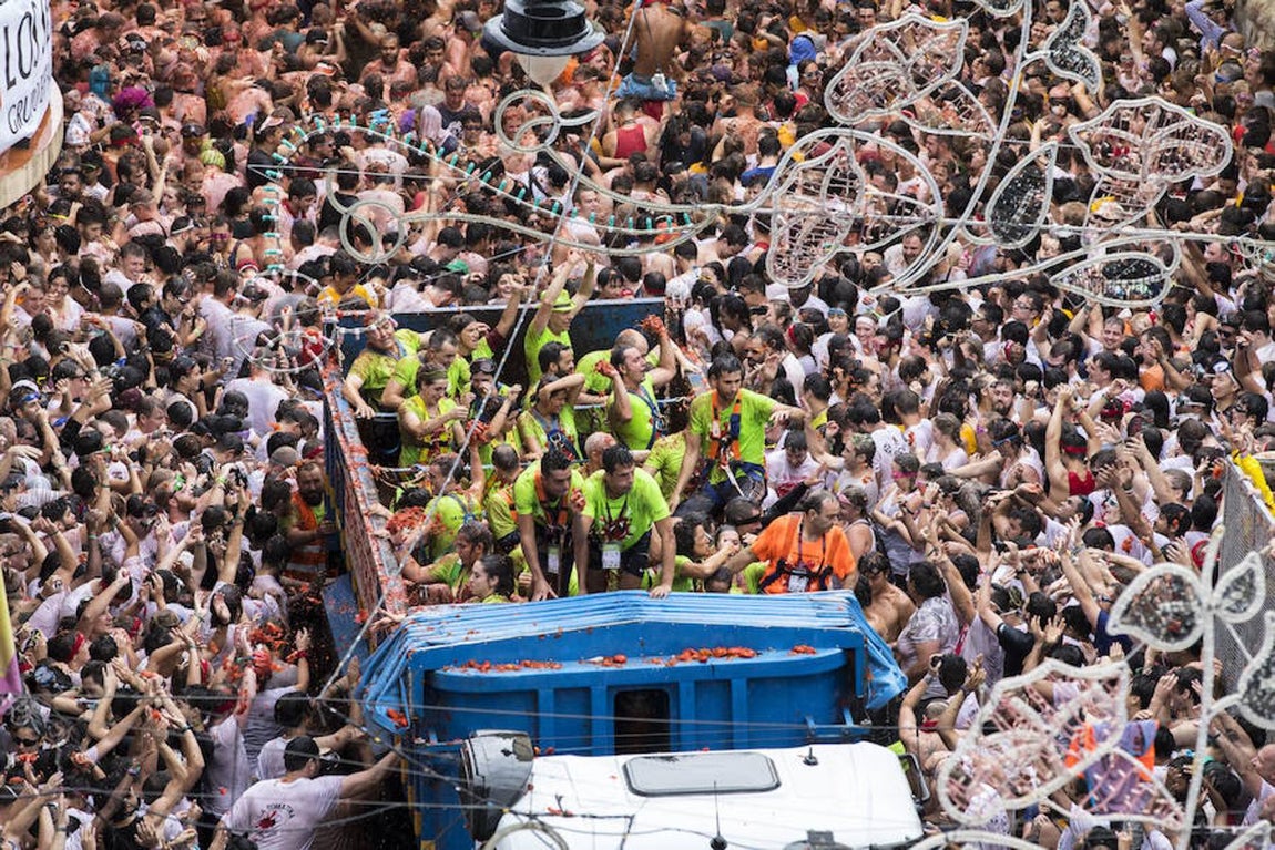 Un año más la Tomatina reúne a miles de personas para lanzar tomates maduros