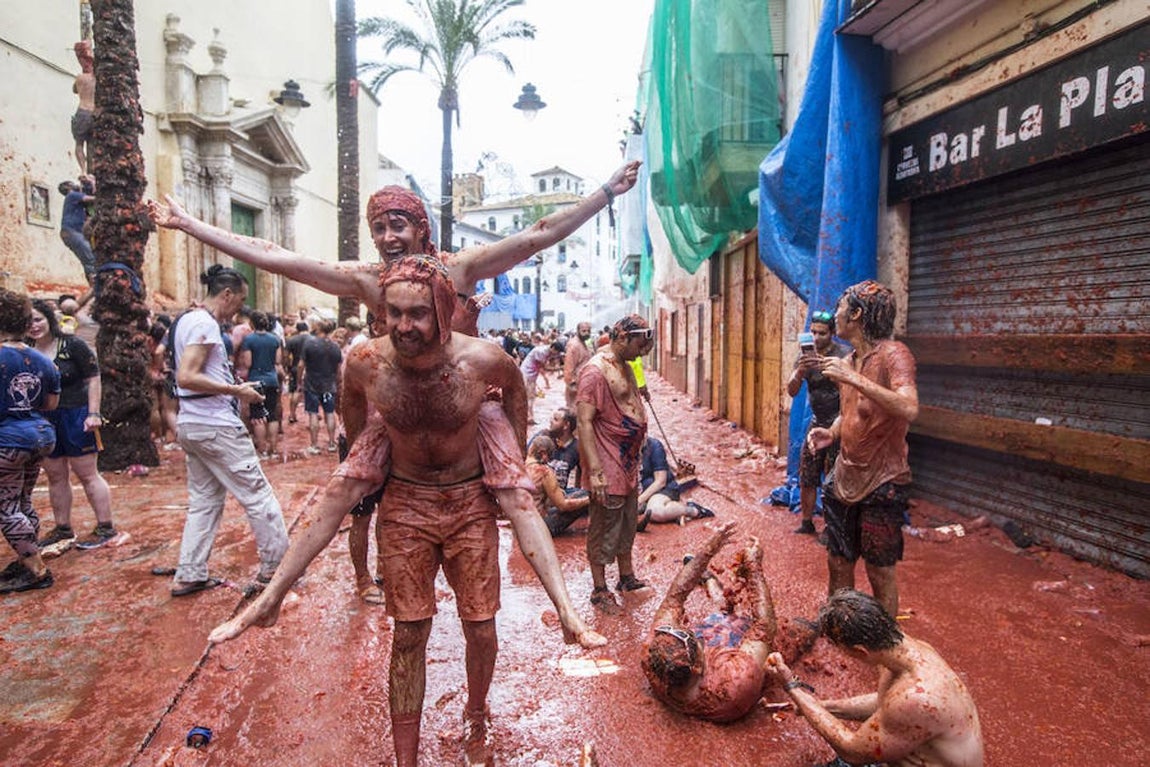 Un año más la Tomatina reúne a miles de personas para lanzar tomates maduros