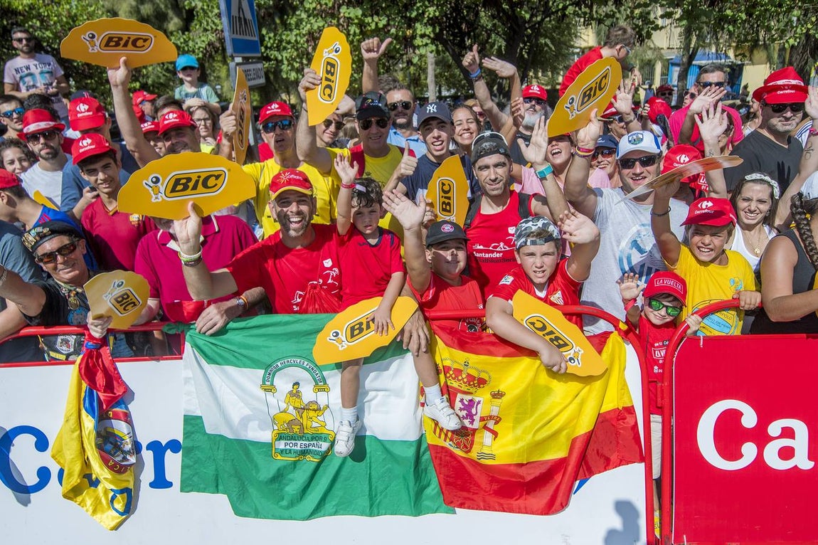 La llegada de la Vuelta Ciclista a España a Tomares, en imágenes