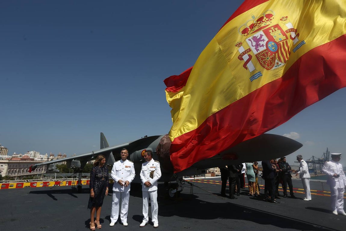 Imposición de la corbata de Cádiz al buque Juan Carlos I