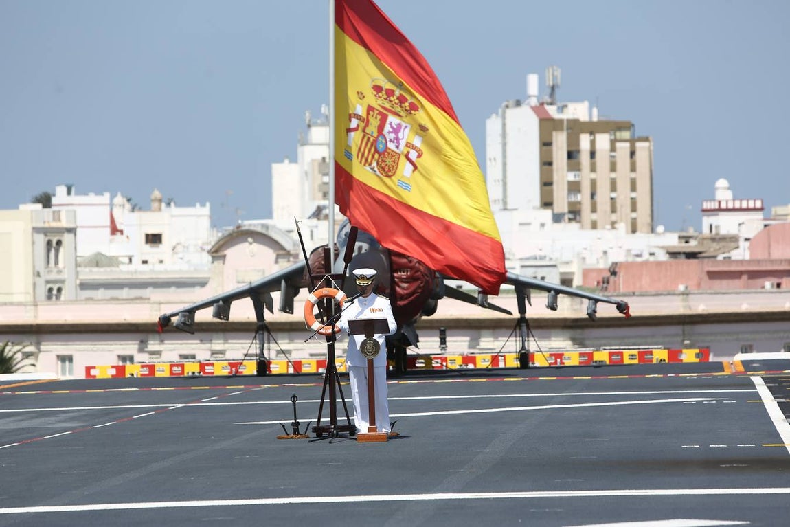 Imposición de la corbata de Cádiz al buque Juan Carlos I