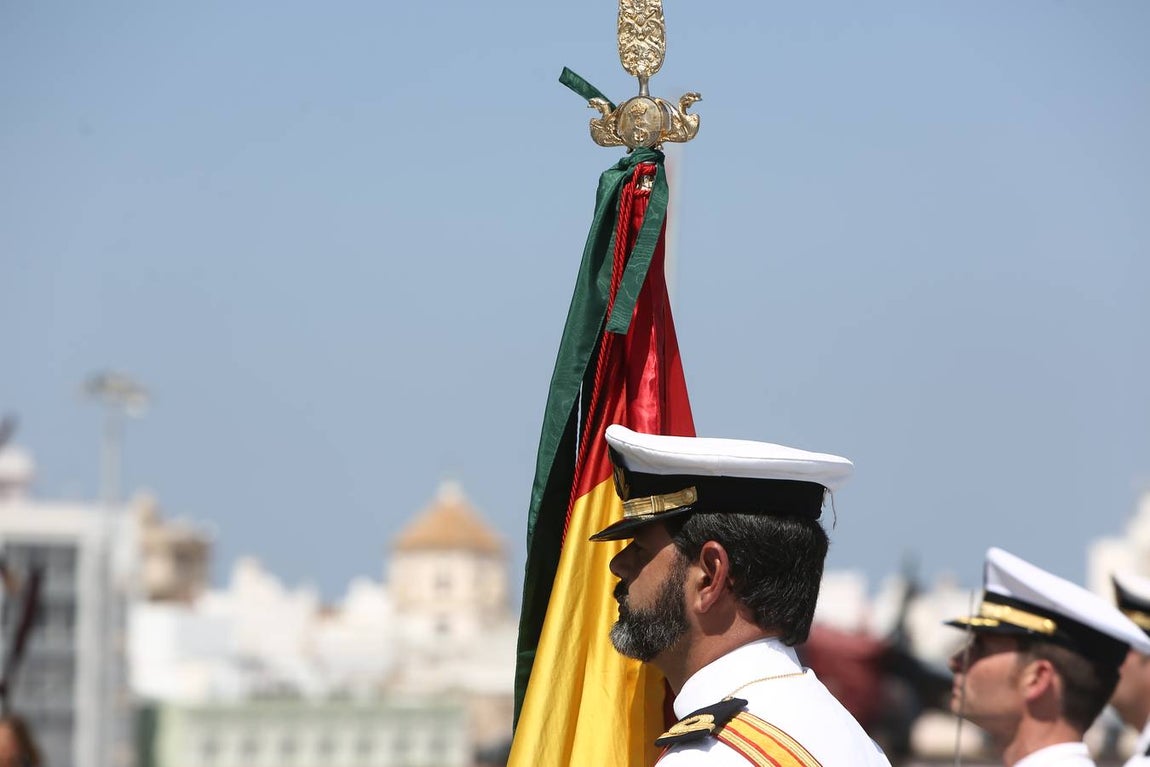 Imposición de la corbata de Cádiz al buque Juan Carlos I