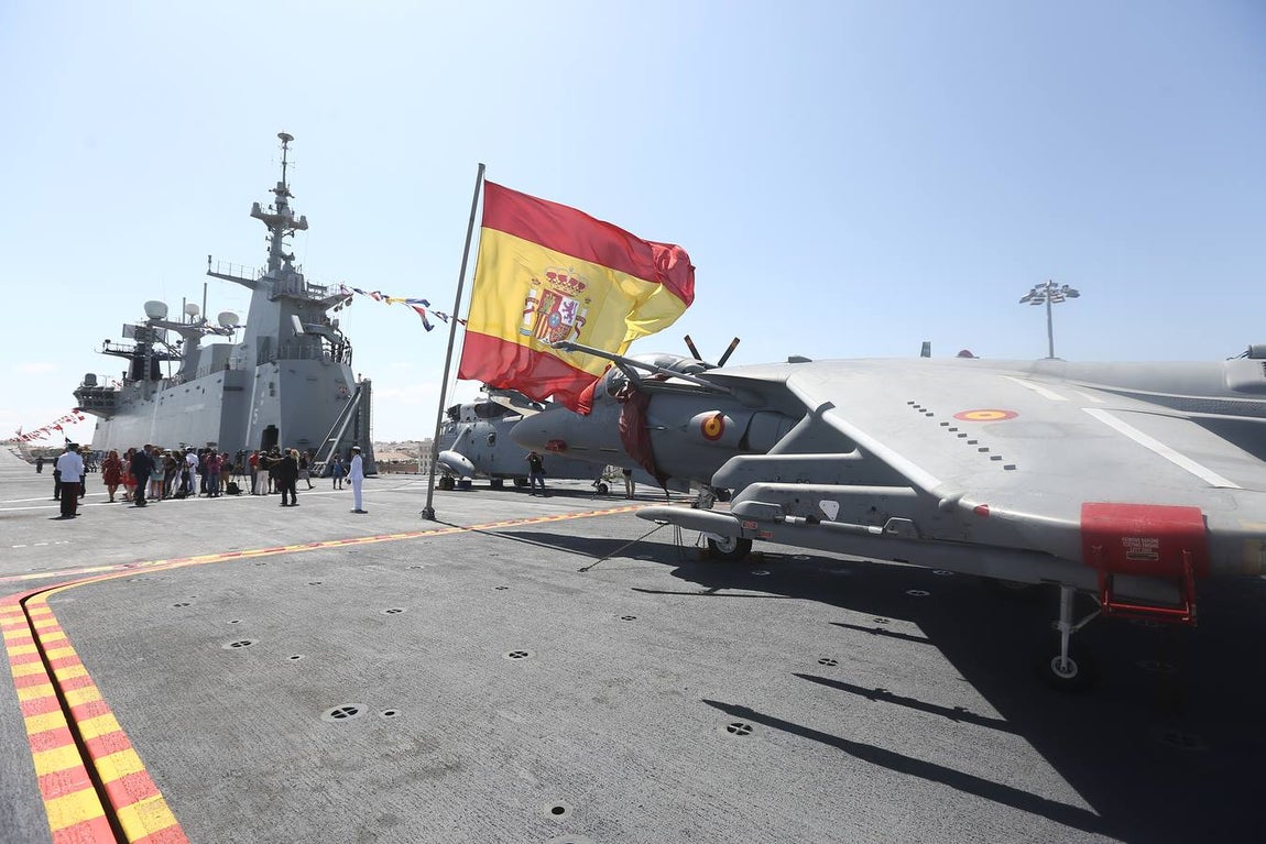 Imposición de la corbata de Cádiz al buque Juan Carlos I