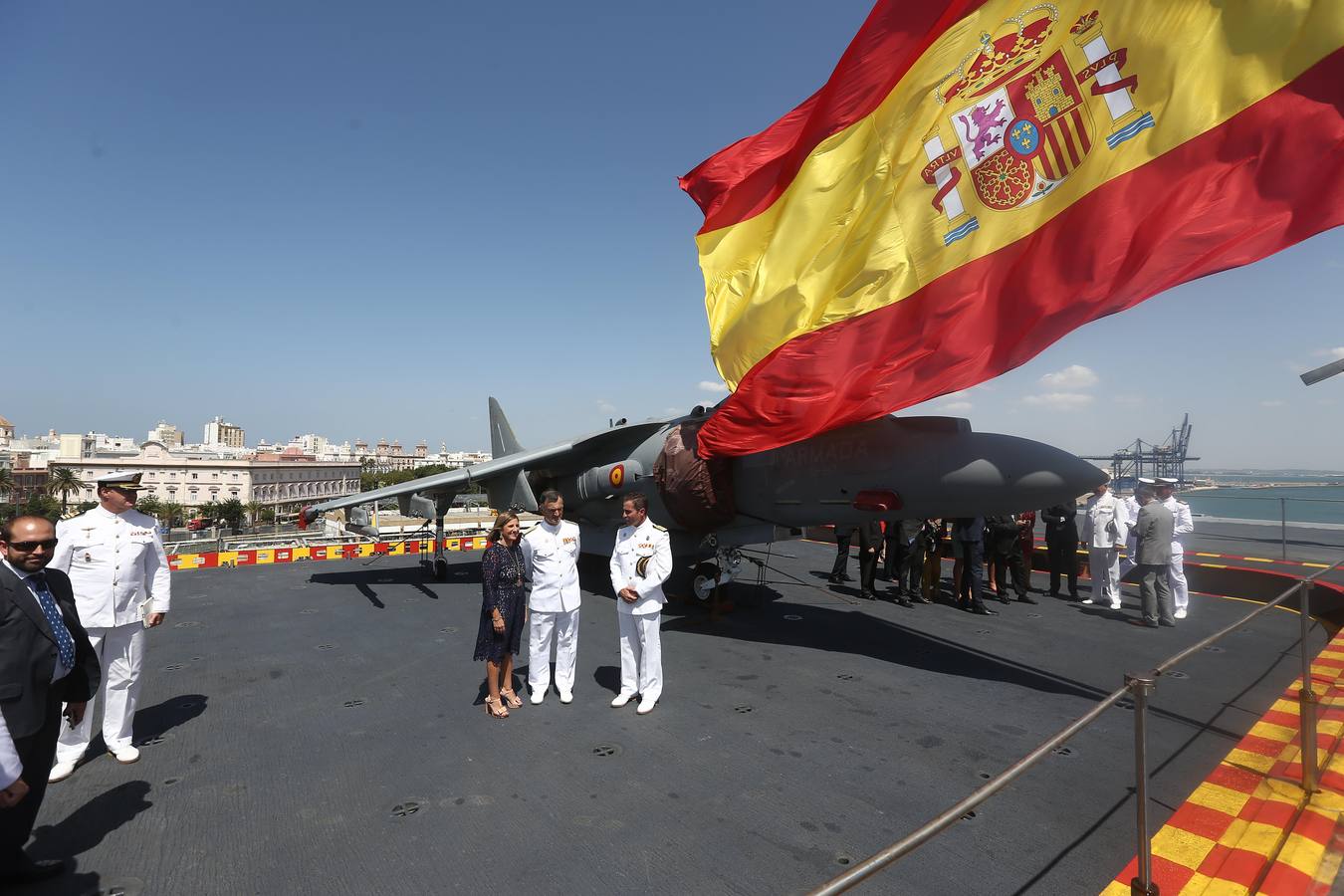 Imposición de la corbata de Cádiz al buque Juan Carlos I