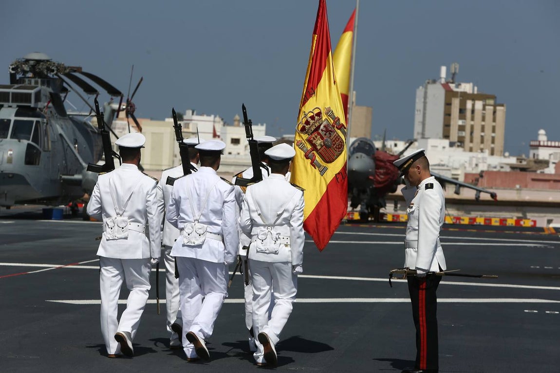Imposición de la corbata de Cádiz al buque Juan Carlos I