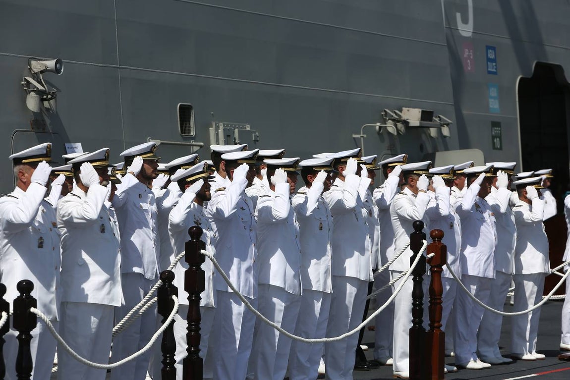 Imposición de la corbata de Cádiz al buque Juan Carlos I