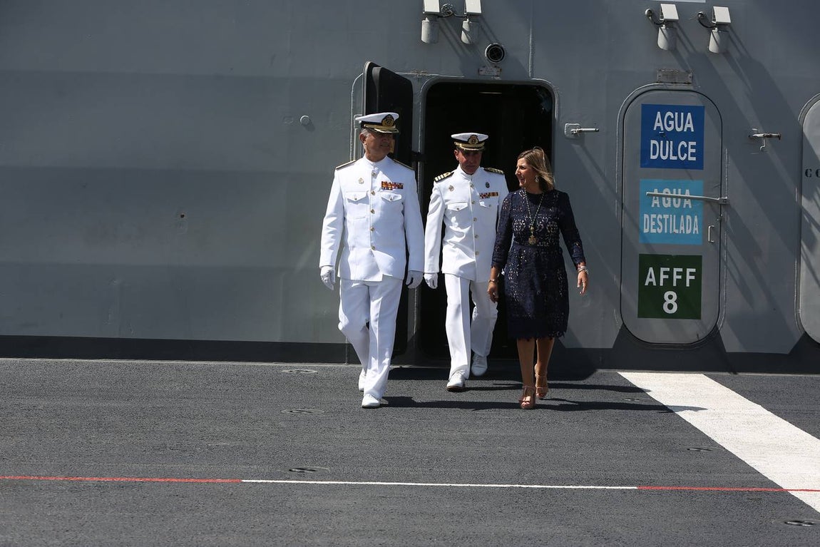 Imposición de la corbata de Cádiz al buque Juan Carlos I