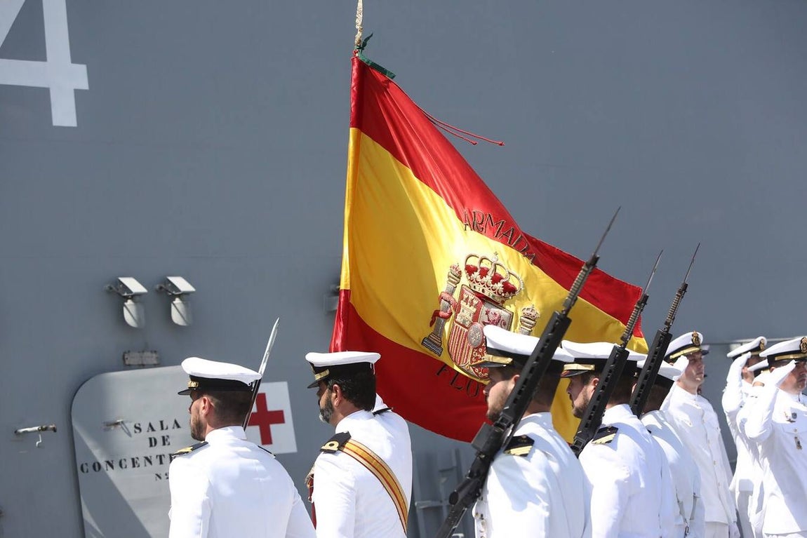 Imposición de la corbata de Cádiz al buque Juan Carlos I