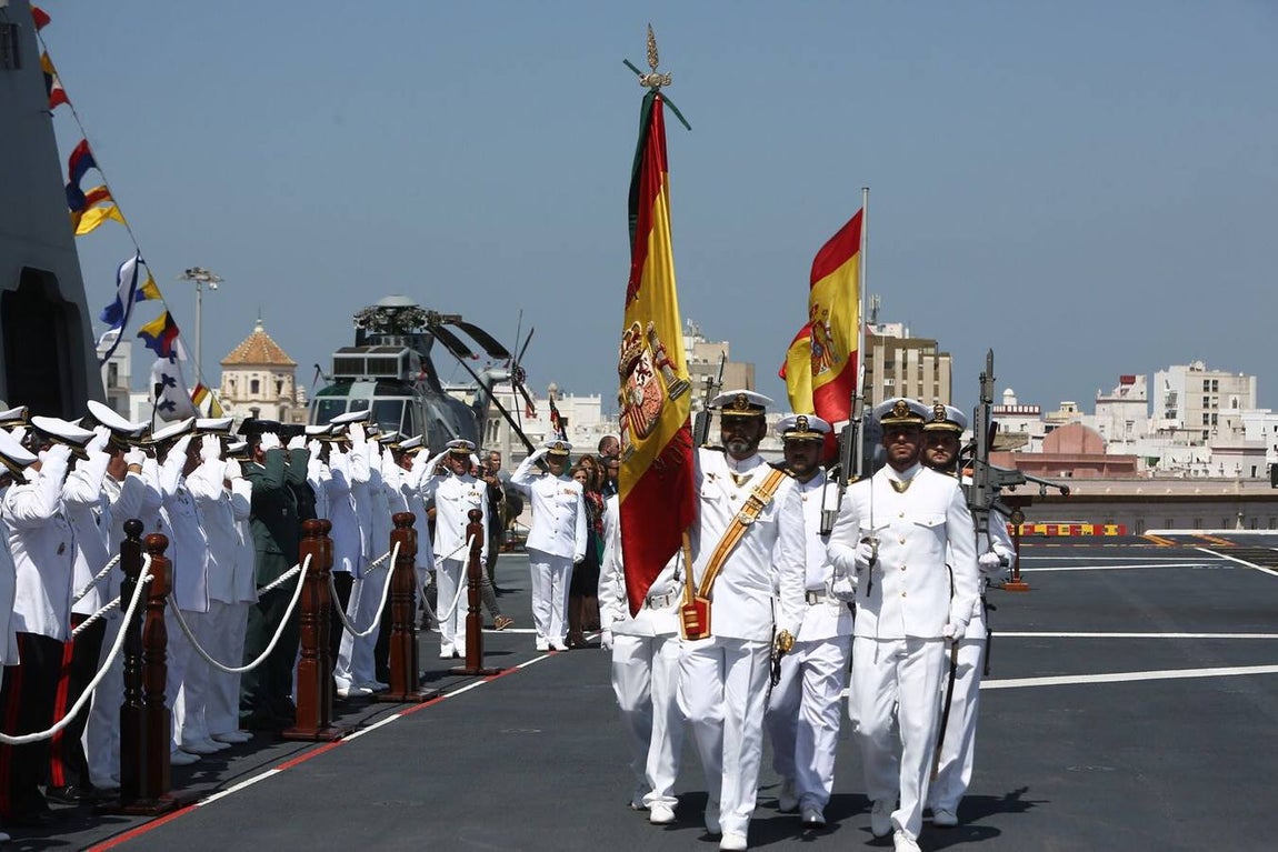 Imposición de la corbata de Cádiz al buque Juan Carlos I