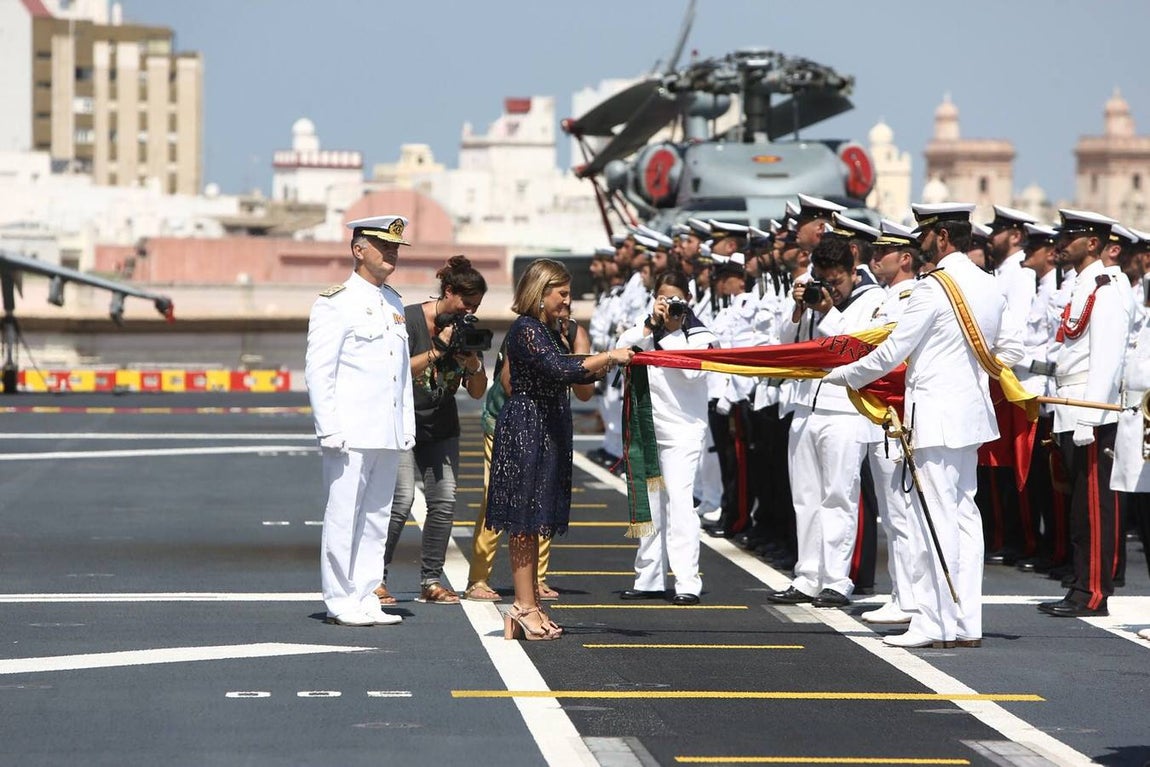 Imposición de la corbata de Cádiz al buque Juan Carlos I