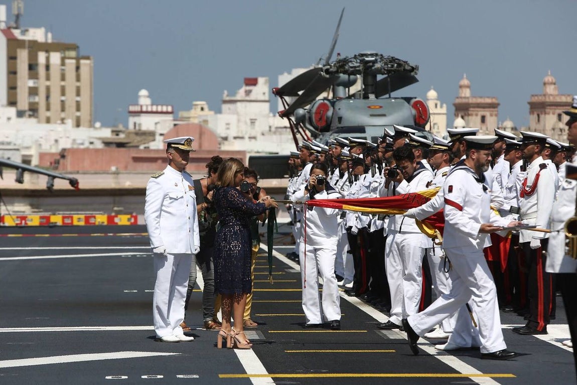 Imposición de la corbata de Cádiz al buque Juan Carlos I
