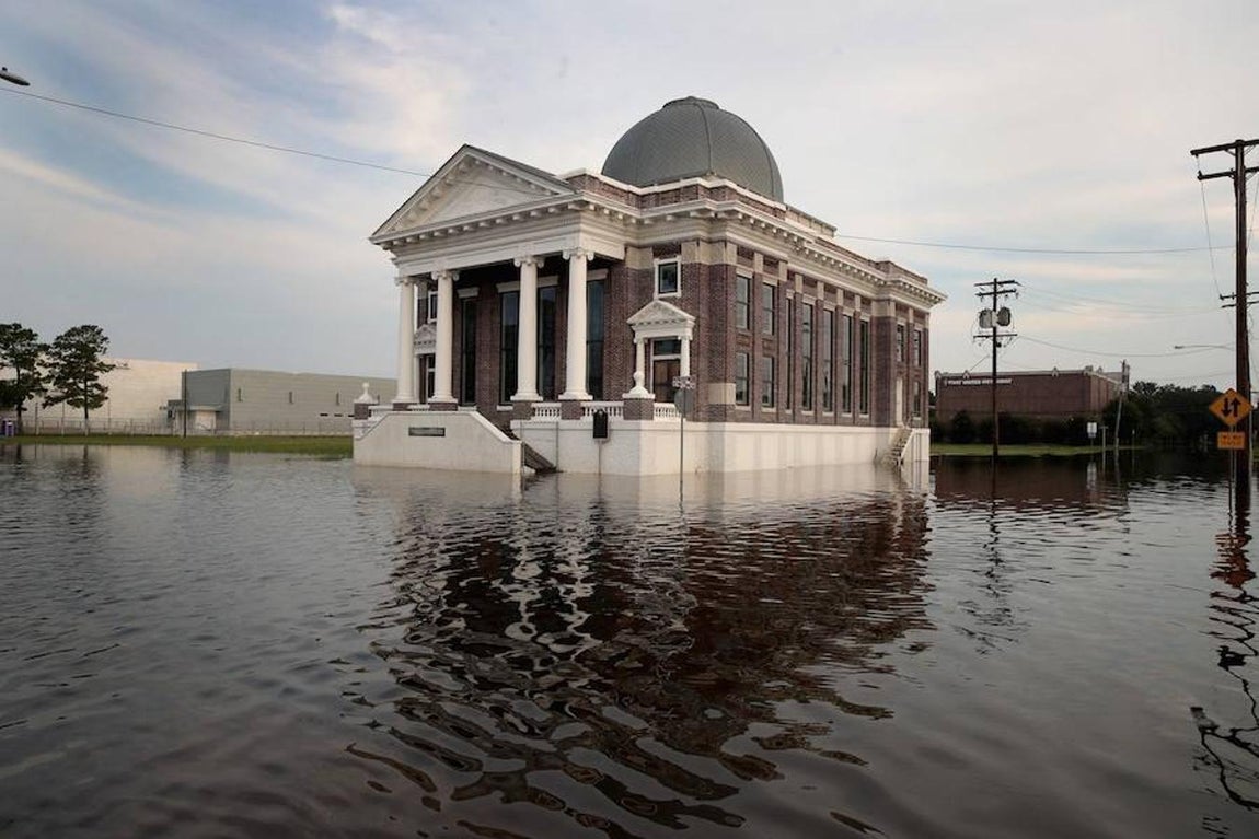 Lluvias torrenciales. El agua rodea la Primera Iglesia Baptista en Orange, Texas