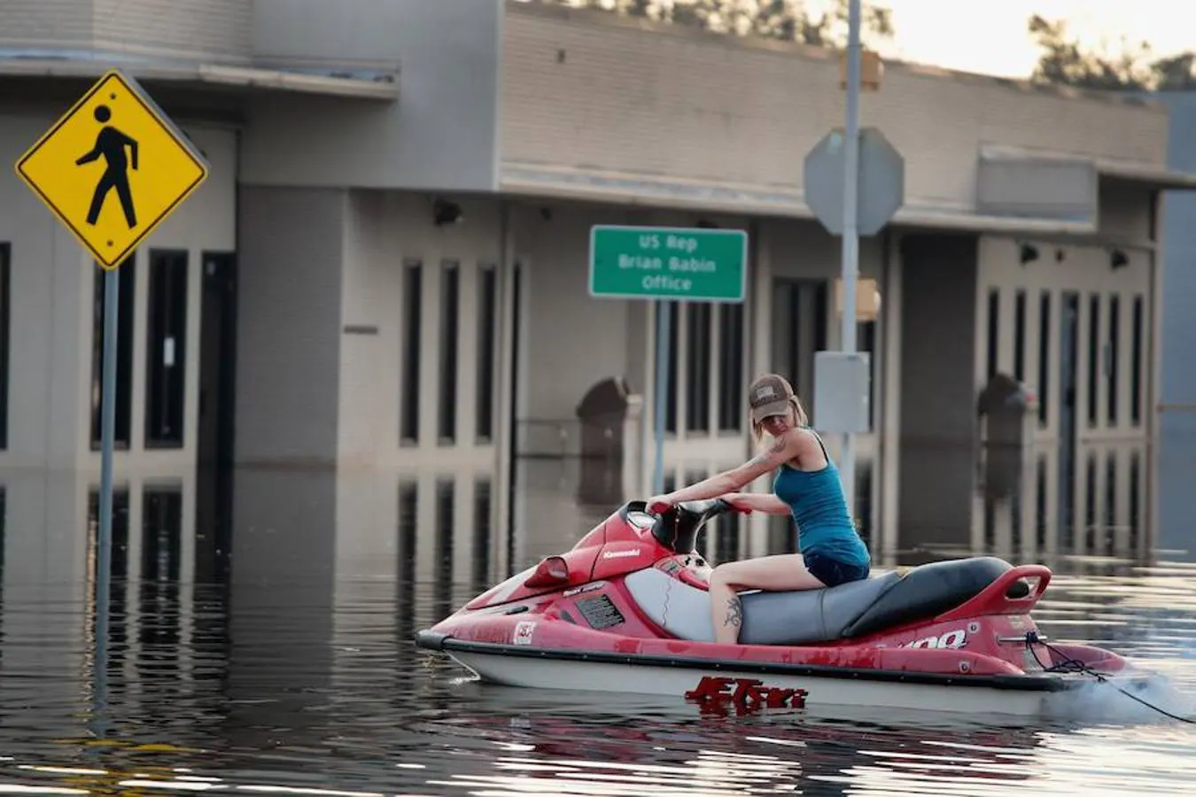 La labor de los voluntarios. Una voluntaria busca en moto de agua a gente necesitada por la ciudad de Orange, Texas
