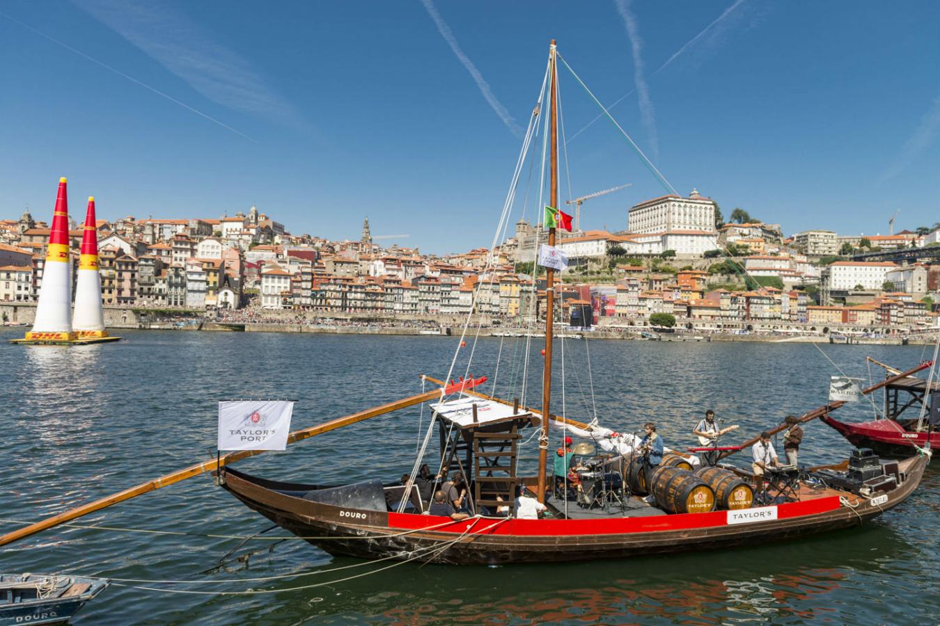 La banda de música Capitao Fausto amenizó desde un barco los tiempos muertos de la Red Bull Air Race a los aficionados que acudieron a la cita en Oporto.