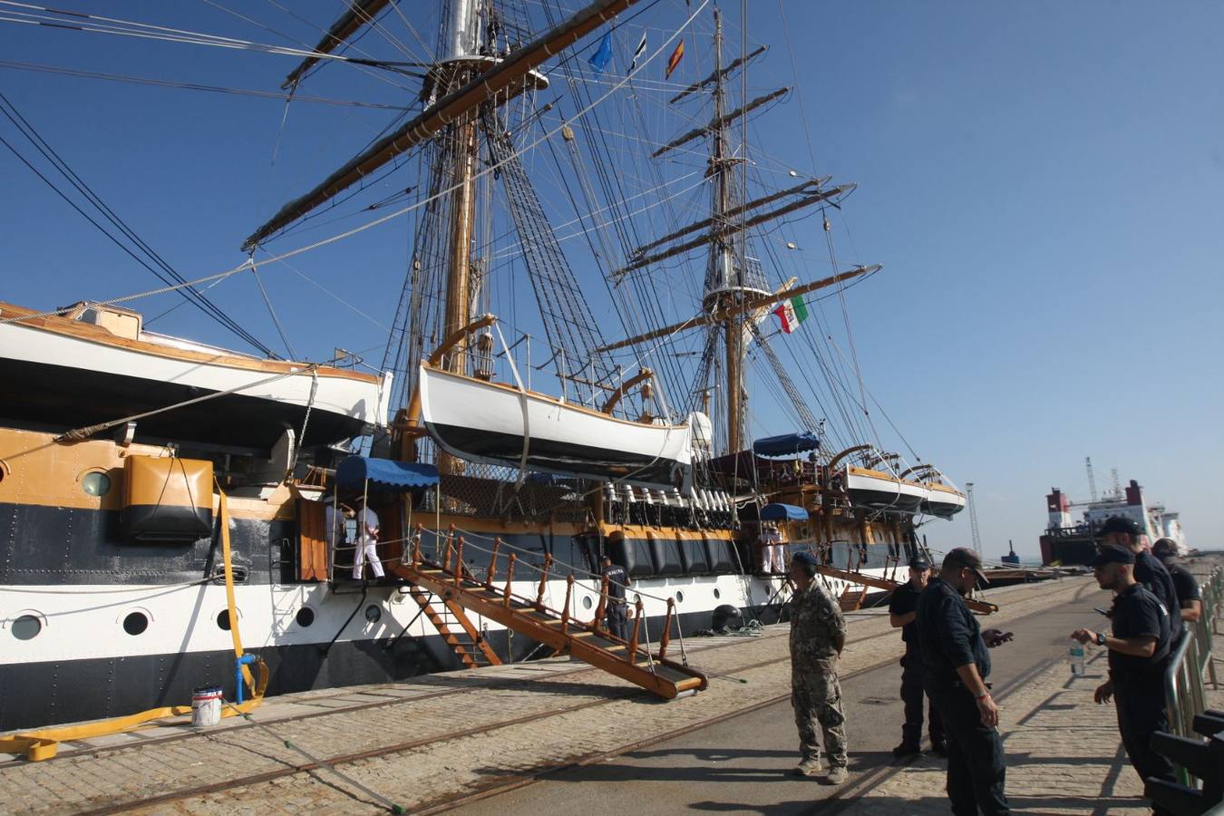 Los buques&#039;Amerigo Vespucci&#039; y &#039;Unión&#039; en Cádiz