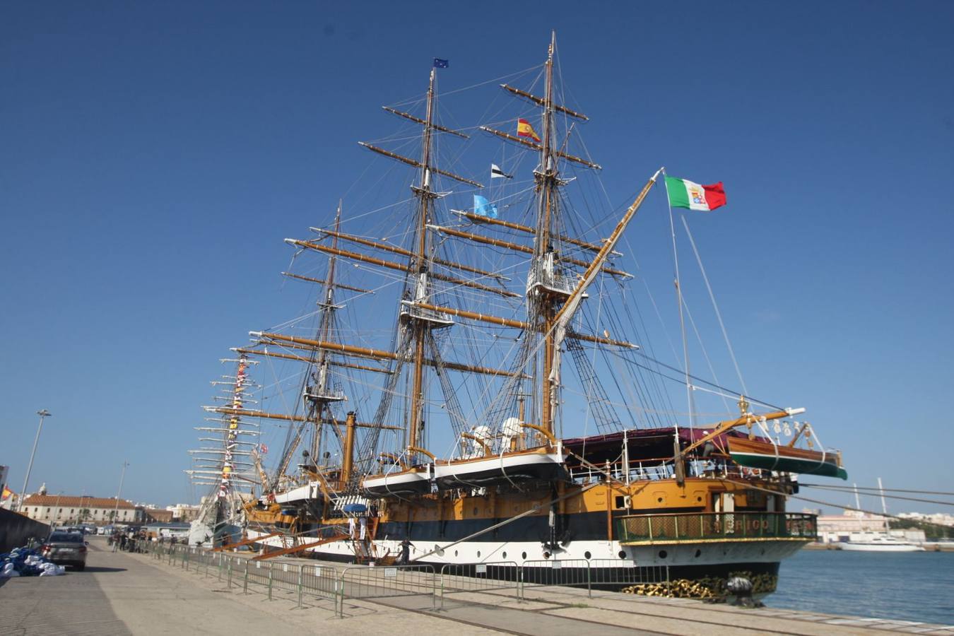 Los buques&#039;Amerigo Vespucci&#039; y &#039;Unión&#039; en Cádiz