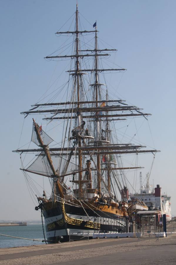 Los buques&#039;Amerigo Vespucci&#039; y &#039;Unión&#039; en Cádiz