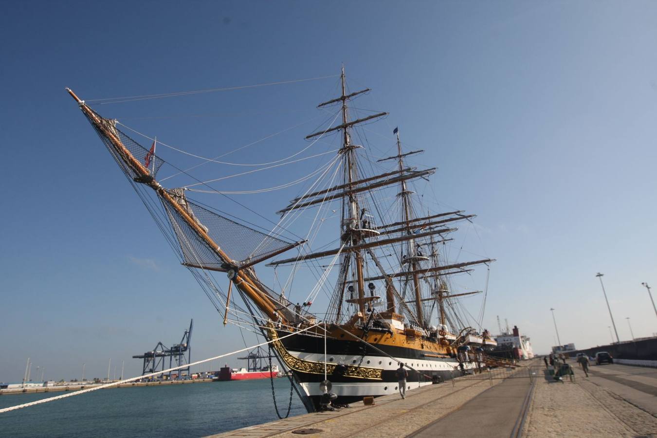 Los buques&#039;Amerigo Vespucci&#039; y &#039;Unión&#039; en Cádiz