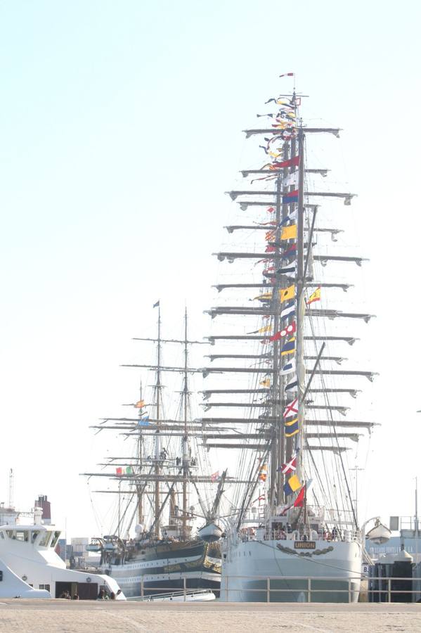 Los buques&#039;Amerigo Vespucci&#039; y &#039;Unión&#039; en Cádiz