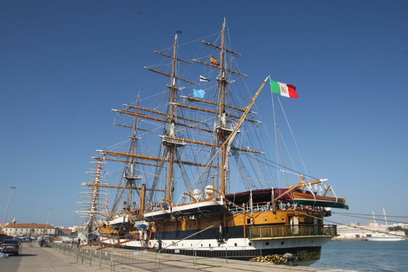 Los buques&#039;Amerigo Vespucci&#039; y &#039;Unión&#039; en Cádiz