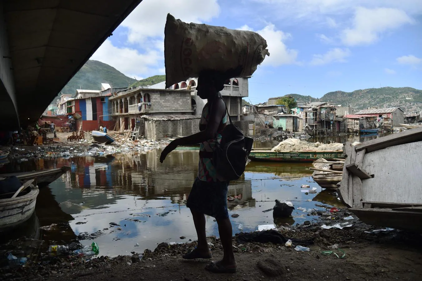 Una mujer en Cabo Haitiano, Haití, antes de la llegada del huracán Irma. 