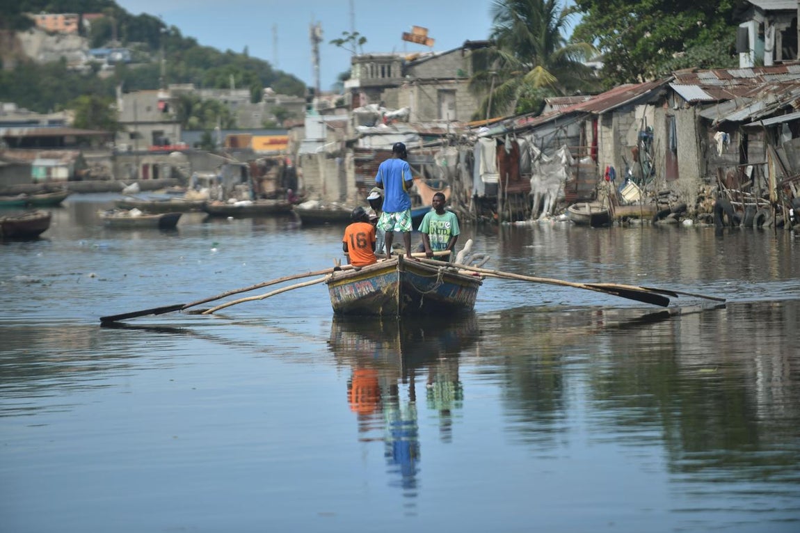 Un grupo de personas en barca en Cabo Haitiano, Haití, antes de la inminente llegada del huracán Irma. 