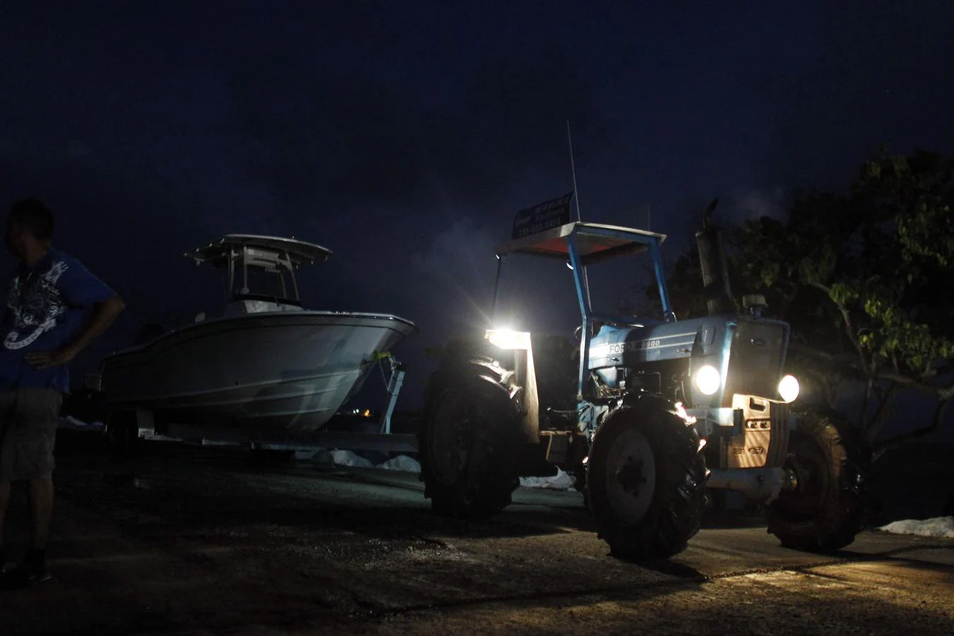 Un tractor saca una barca del agua momentos antes de la llegada del huracán Irma a Puerto Rico. 