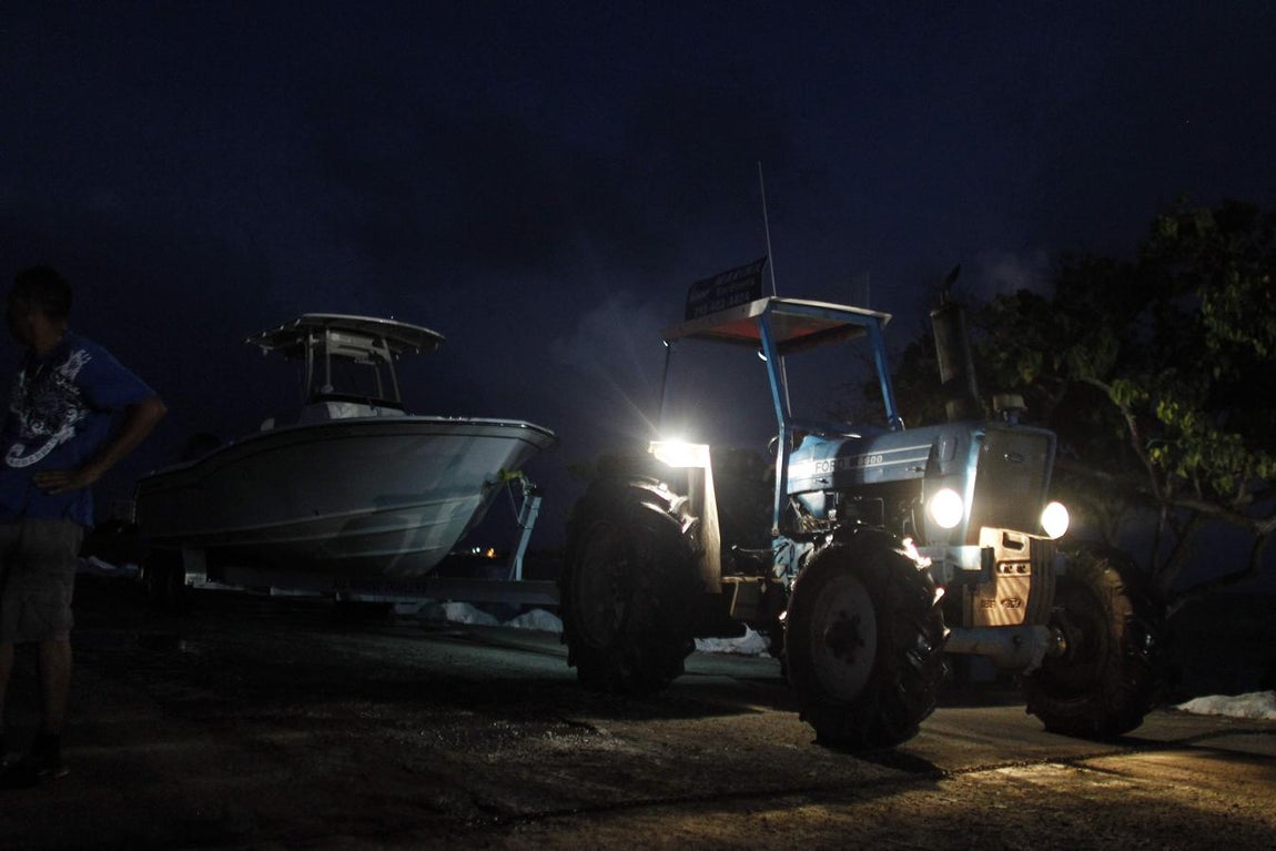 Un tractor saca una barca del agua momentos antes de la llegada del huracán Irma a Puerto Rico. 