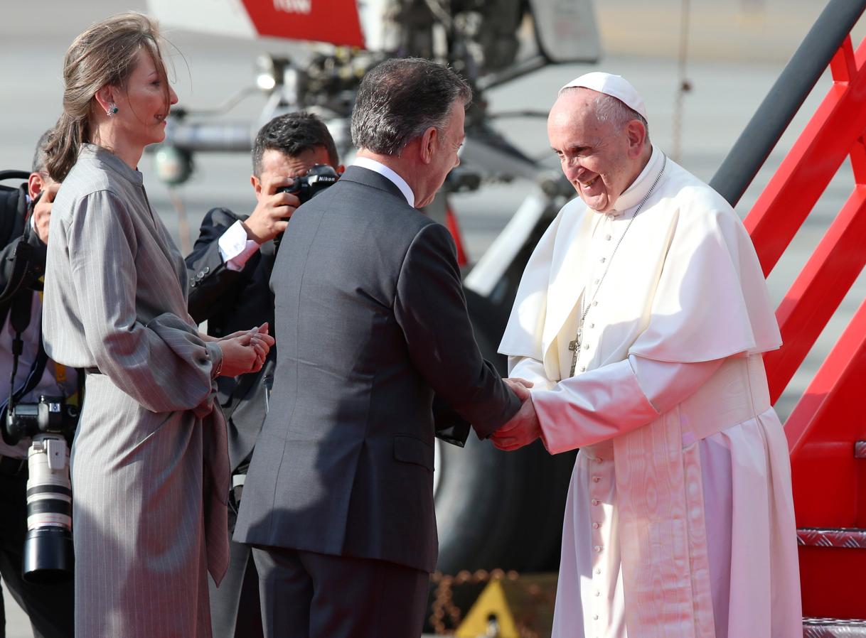 El Papa Francisco saluda al presidente de Colombia, Juan Manuel Santos, y a su esposa, María Clemencia Rodríguez. 