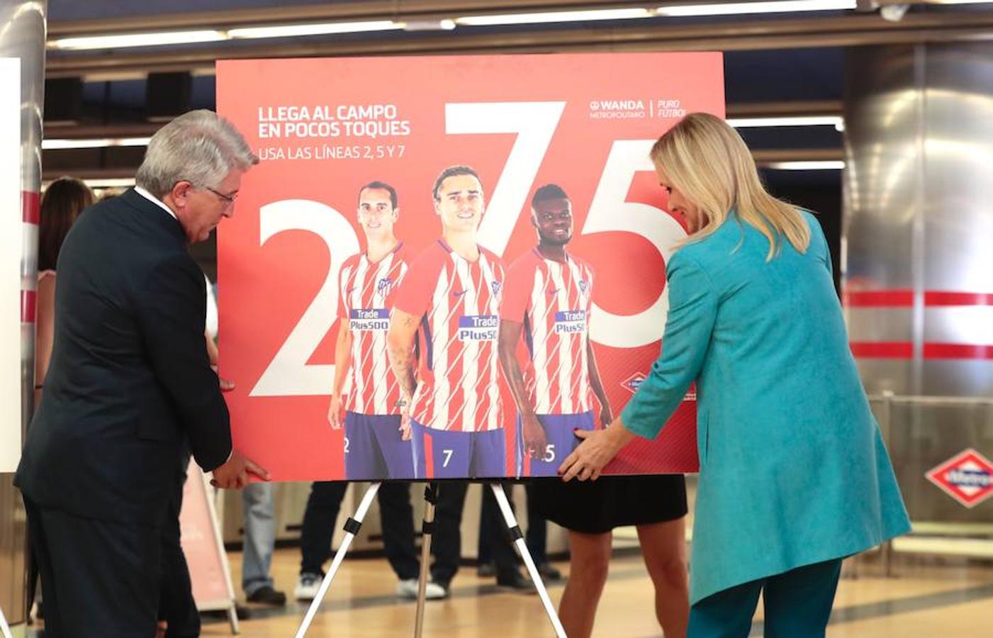 2, 5 y 7. Los jugadores Godin (2), Thomas (5) y Griezmann (7) promocionan las líneas con su mismo número en los carteles que, en la imagen, muestra el presidente Enrique Cerezo y la presidenta regional Cristina Cifuentes