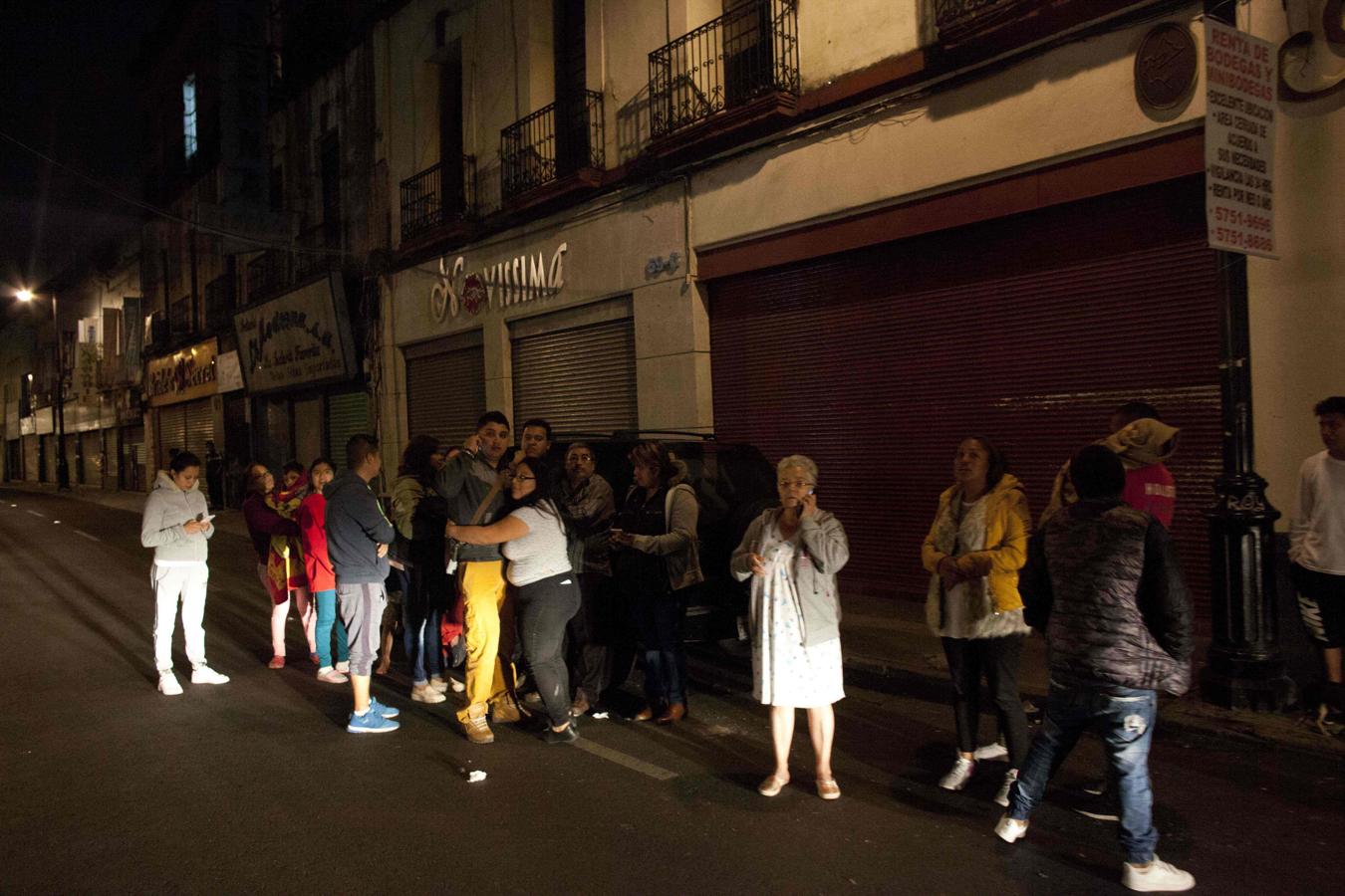 Un grupo de personas se refugia en una calle de Ciudad de México después del terremoto. 