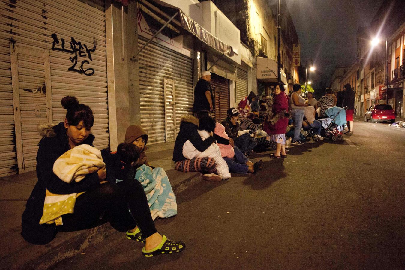Un grupo de personas se refugia en una calle de Ciudad de México después del terremoto. 