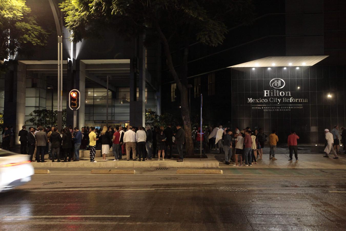 Los huéspedes de un hotel de Ciudad de México salen a la calle después del terremoto que ha sacudido la ciudad. 