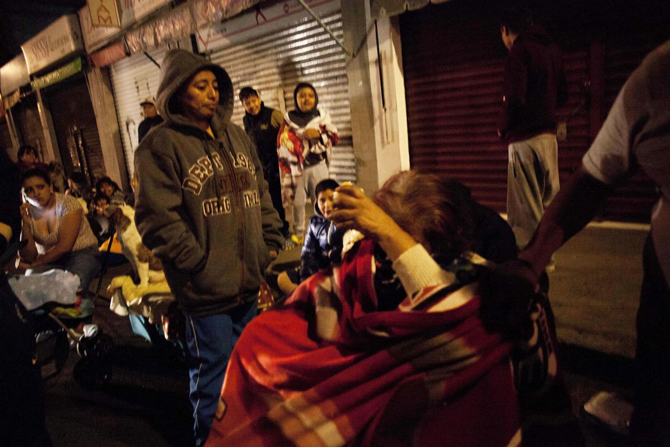 Un grupo de personas se refugia en una calle de Ciudad de México después del terremoto. 