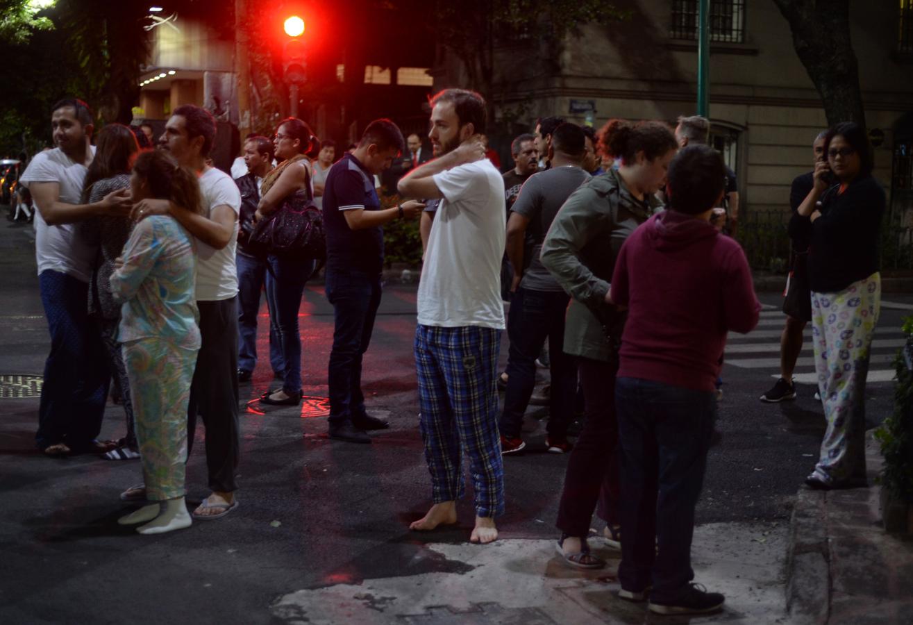 Un grupo de personas se refugia en una calle de Ciudad de México después del terremoto. 