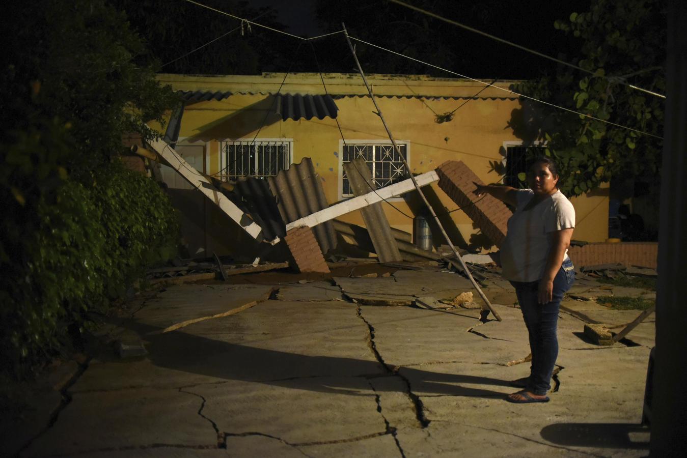 Una vecina de una ciudad del estado de Veracruz, México, observa las grietas en su apartamento tras el terremoto. 