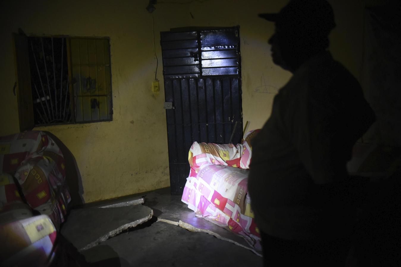 Una vecina de una ciudad del estado de Veracruz, México, observa las grietas en su apartamento tras el terremoto. 