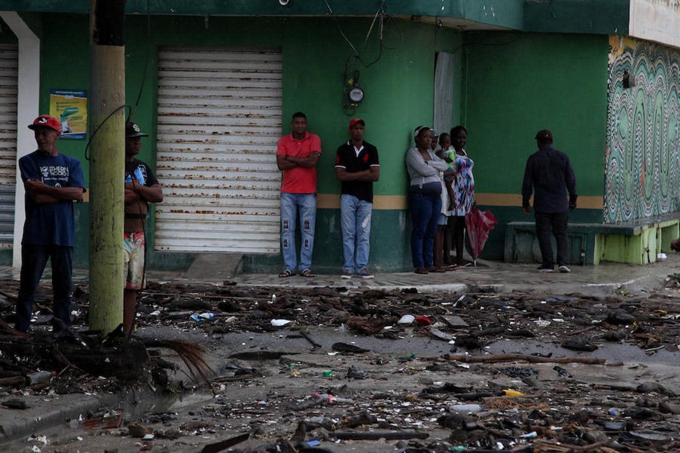 Los ciudadanos se reúnen para ver los destrozos del huracán. 