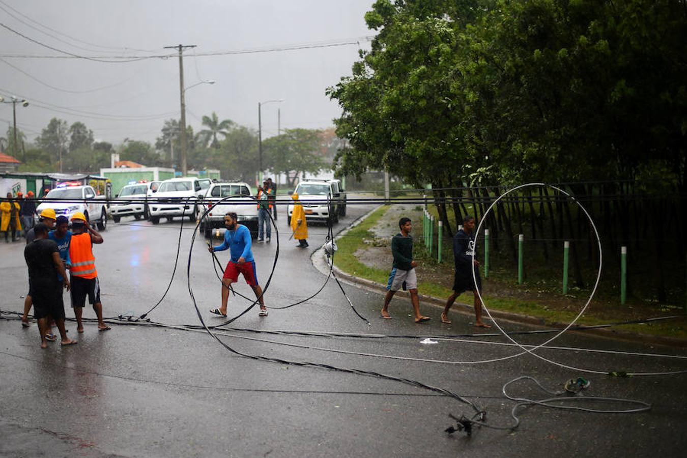 Cables destrozados por el huracán. 