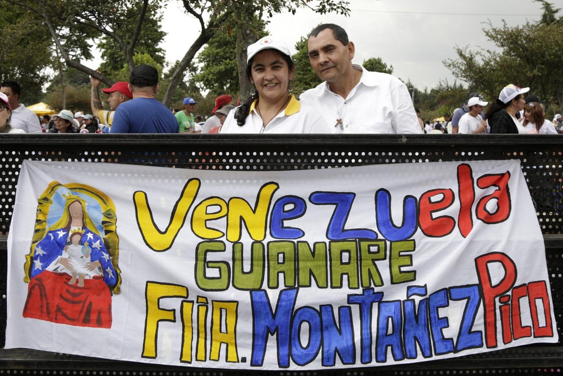 Miles de fieles esperaban a Francisco. 