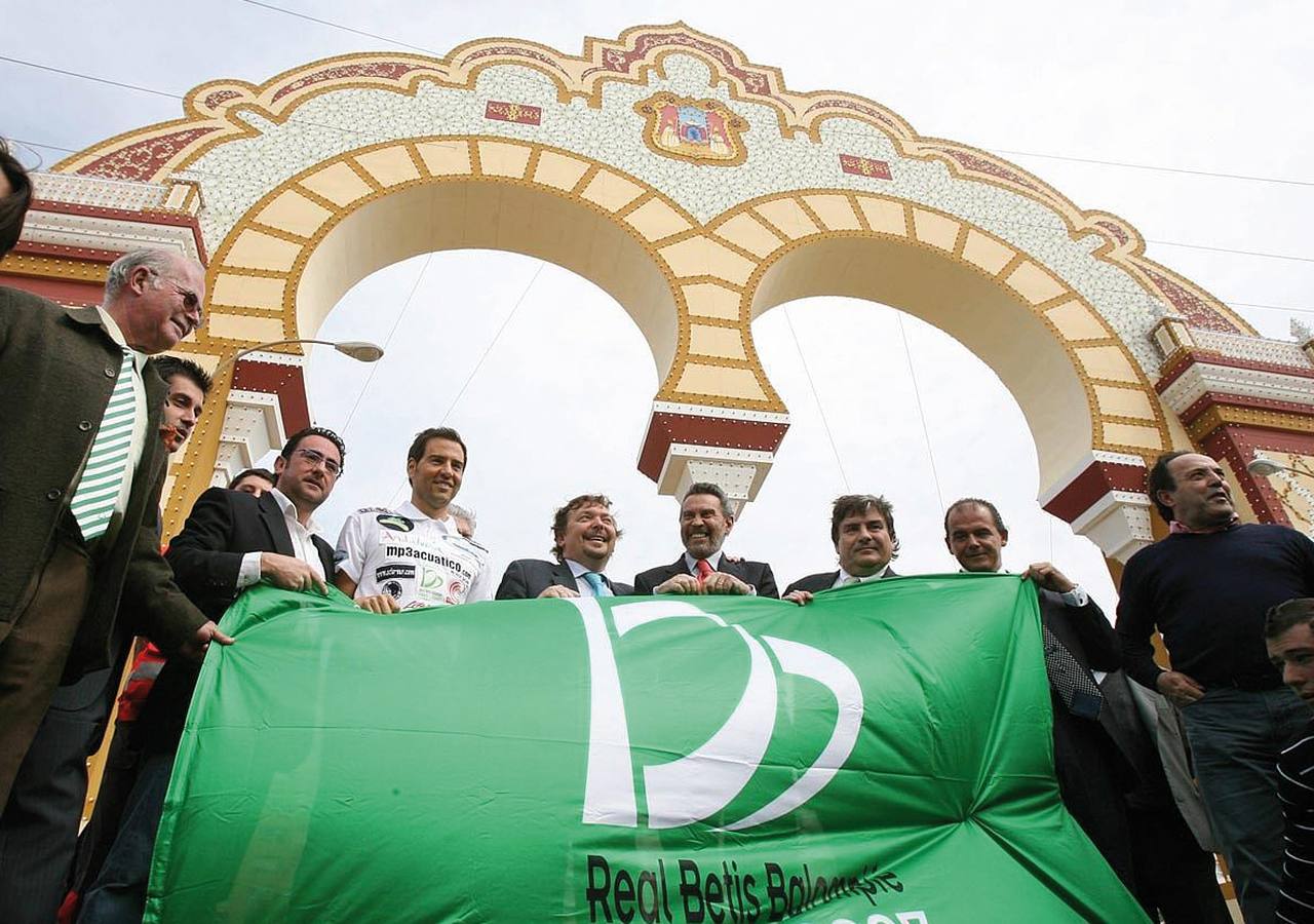 Portada de la Feria de Abril de 2007. La portada del año 2007 estuvo inspirada en la antigua estación de ferrocarril de la plaza de Armas. En lo alto de ella ondeaba la bandera del Centenario del Real Betis Balompié con motivo de su centenario