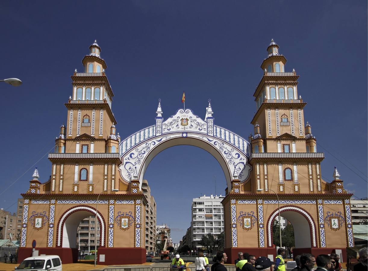 Portada de la Feria de Abril de 2013. Manuel Jesús Jiménez Varo y Miguel Ángel Pérez Cabo plasmaron en la portada de este año las torres y uno de los puentes del conjunto monumental de la Plaza de España