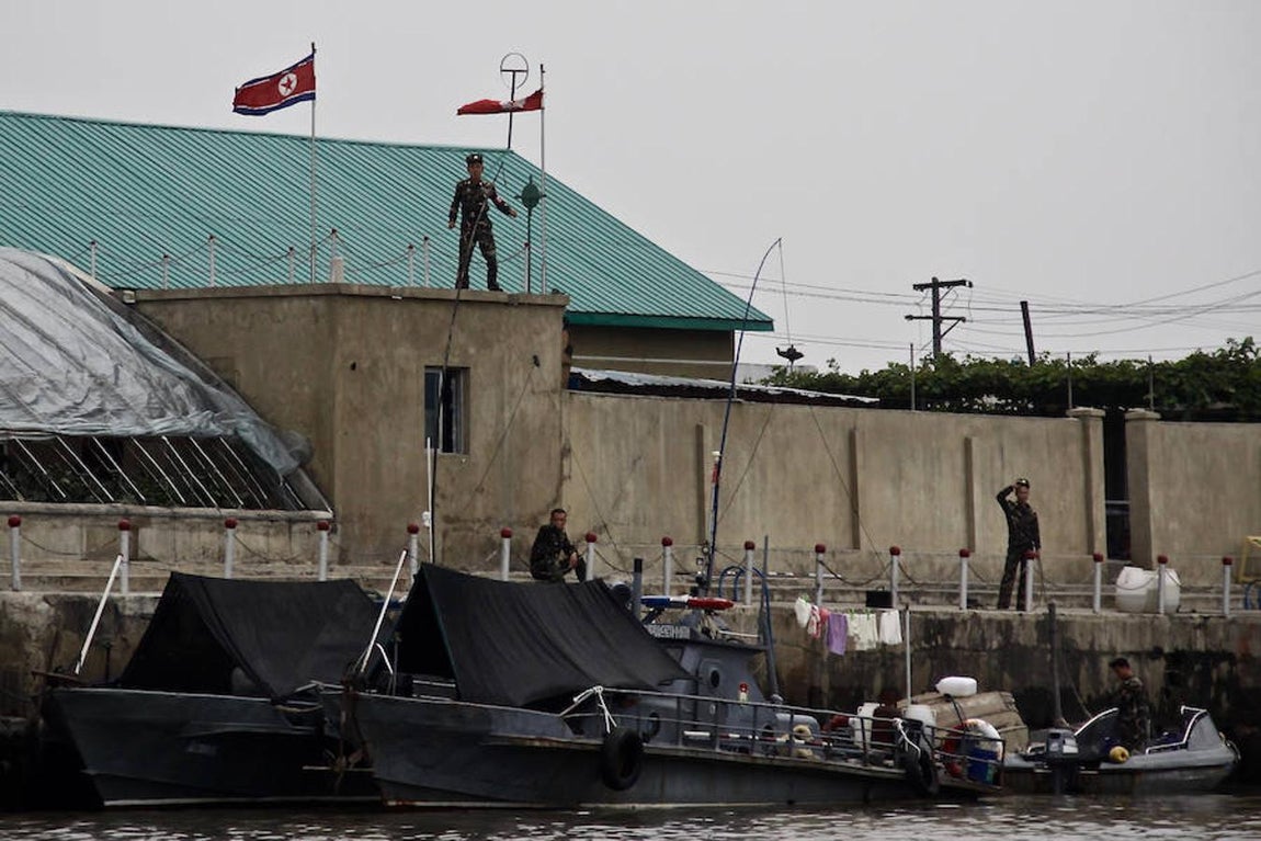 Los soldados de Sinuiju amenazan e increpan a las lanchas chinas que se aproximan demasiado a Corea del Norte. 